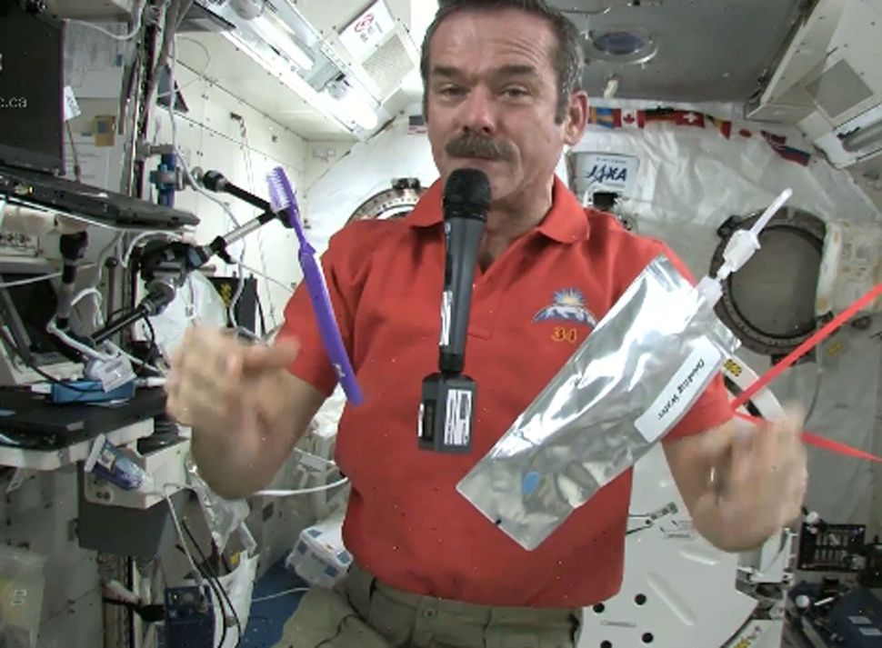 Il famoso scienziato e astronauta  
Chris Hadfield mostra come ci si lava nello spazio.
