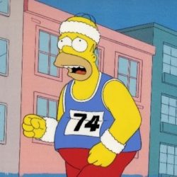 Homer Simpson che corre una maratona.