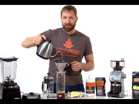 Dave Asprey mentre prepara il Bulletproof Coffee.