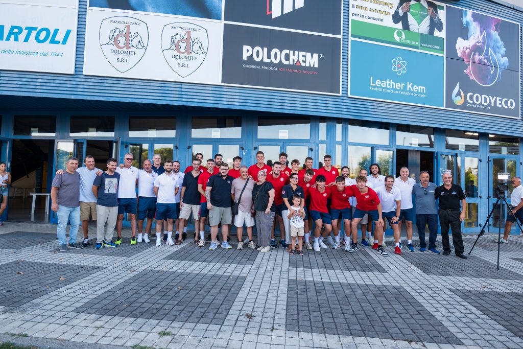 La squadra Emma Villas Codyeco Lupi Siena con alcuni tifosi fuori dal PalaParenti
Ph. Giuseppe Castellino